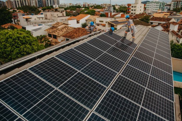 Equipe em instalação fotovoltaica